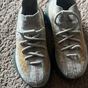 Men's Knit Lace-Up Sneakers in Light Gray and Tan